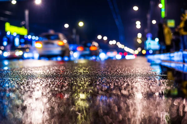 Regenachtige Nacht Grote Stad Mensen Staan Stoep Nea — Stockfoto