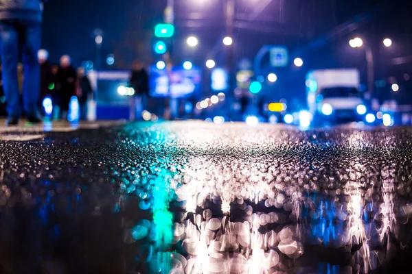 Rainy Night Big City Pedestrians Cross Busy Intersec — Stock Photo, Image