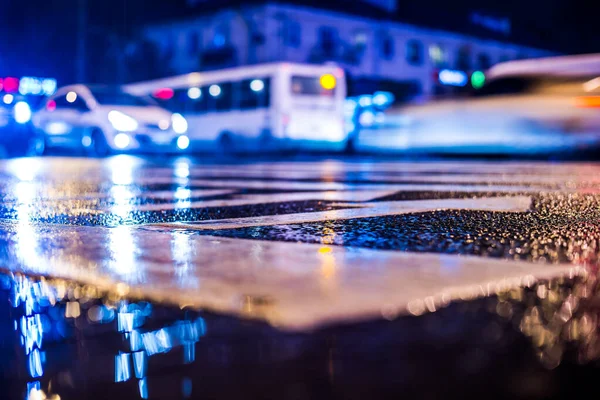 Büyük şehirde yağmurlu bir gece. Seviyedeki kavşakların görüntüsü