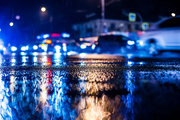 Büyük şehirde yağmurlu bir gece, yoğun bir kavşakta yoğun bir trafik.