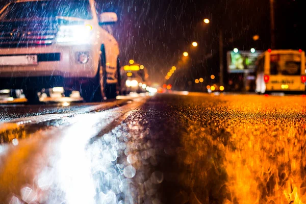 Büyük şehirde yağmurlu bir gece, araba akıntısı 