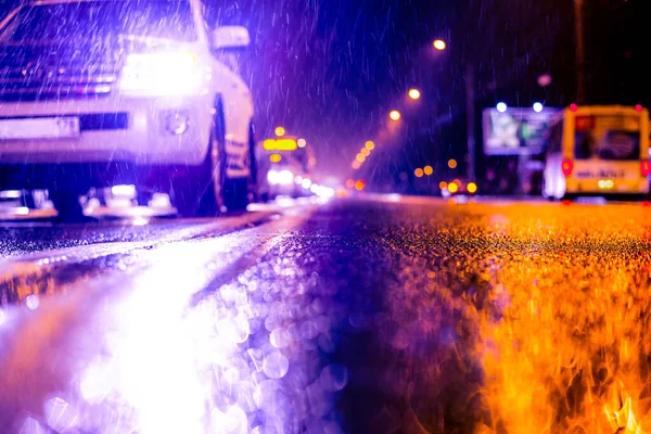 Büyük şehirde yağmurlu bir gece, araba akıntısı 