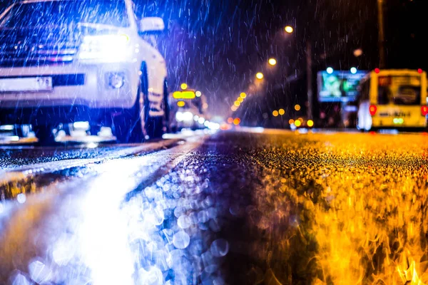 Büyük şehirde yağmurlu bir gece, araba akıntısı 