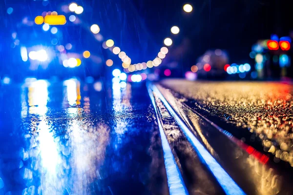 Büyük şehirde yağmurlu bir gece, araba akıntısı 