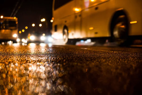 Büyük şehirde yağmurlu bir gece, yolda otobüse binmek. Fr görünüm