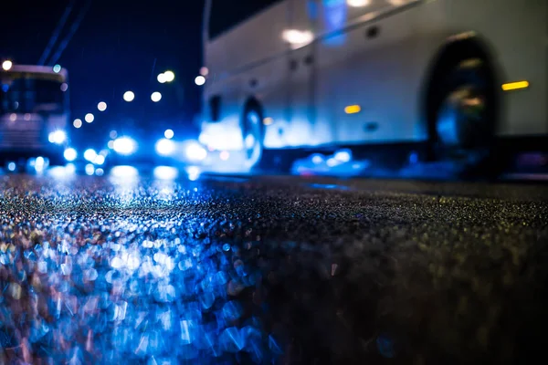 Büyük şehirde yağmurlu bir gece, yolda otobüse binmek. Fr görünüm