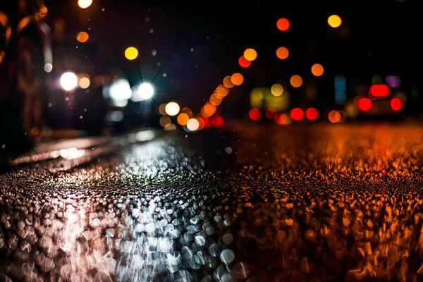 дождливая ночь в большом городе, поток машин, путешествующих вдоль 