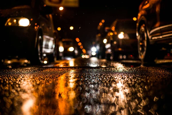 Büyük şehirde yağmurlu bir gece, araba akıntısı 