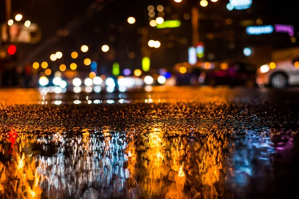 Büyük şehirde yağmurlu bir gece. Trav arabalarının farları yaklaşıyor.