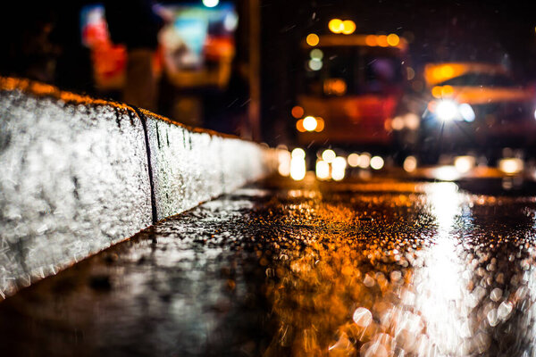 дождливая ночь в большом городе, приближающиеся фары автомобилей Trav