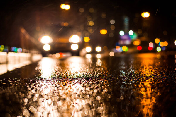 дождливая ночь в большом городе, приближающиеся фары автомобильной трассы