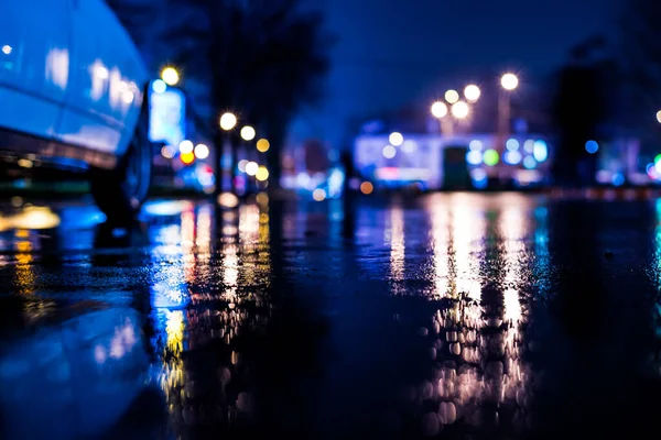 Regnig Natt Storstaden Gränd Med Träd Och Parkerad — Stockfoto