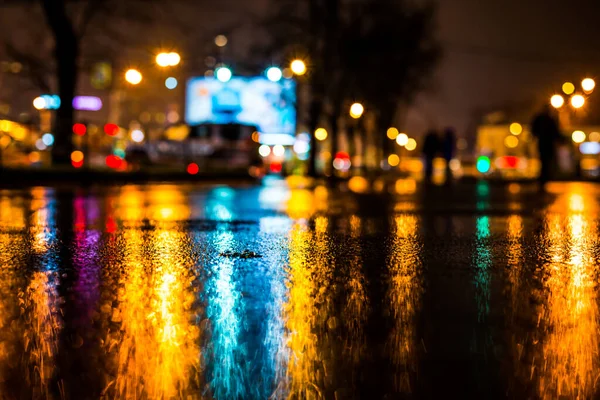 大都市の雨の夜 負荷の近くの木と街の路地 — ストック写真