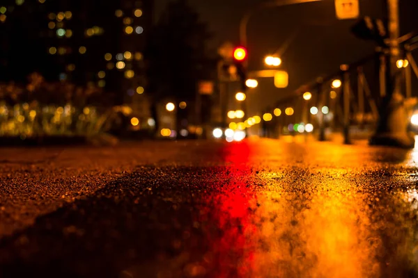 Büyük Şehirde Yağmurlu Bir Gece Arabalar Yolda Ilerliyor Hayat — Stok fotoğraf