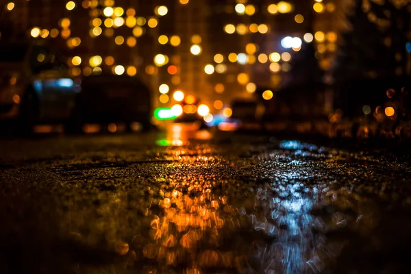 Deszczowa Noc Dużym Mieście Alejka Samochodami Tle — Zdjęcie stockowe