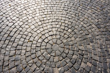 Sunli 'nin altındaki kaldırımda eski bir kaldırım taşı dairesi.