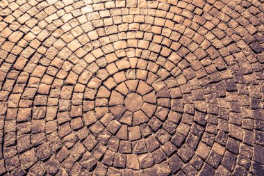 Sunli 'nin altındaki kaldırımda eski bir kaldırım taşı dairesi.