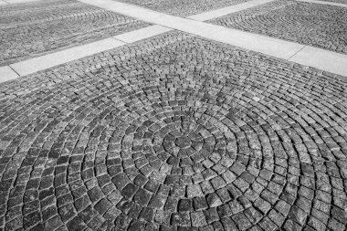 Kasaba meydanı güneş ışığında taşla kaplanmış.