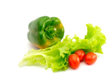 Yeşil biberli ıslak marul ve yalıtılmış vişneli domates.