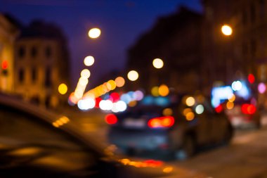 Şehir ışıkları, arabalar yolda.