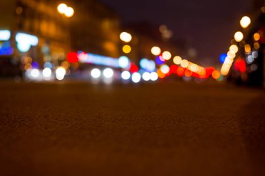 Büyük şehrin gece ışıkları, asfalt seviyesinden manzarayı kapatın.