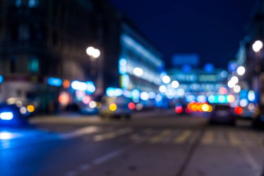 Şehir gece lambaları yolda, odağını kaybediyor.
