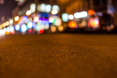 Büyük şehrin gece lambaları, yol manzarasını kapatın.