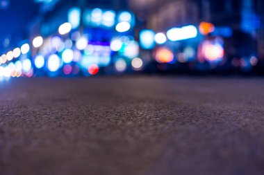 Büyük şehrin gece lambaları, yol manzarasını kapatın.