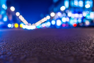 Büyük şehrin gece lambaları, yol manzarasını kapatın.