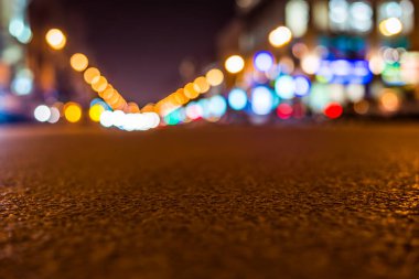 Büyük şehrin gece lambaları, yol manzarasını kapatın.