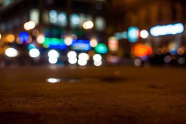 Büyük şehrin gece ışıkları, kaka ile yolu kapatın.