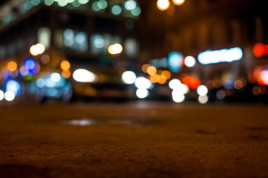 Büyük şehrin gece ışıkları, kaka ile yolu kapatın.