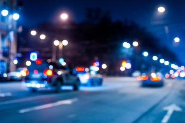 Büyük şehrin gece ışıkları, geceleri caddede arabalar.