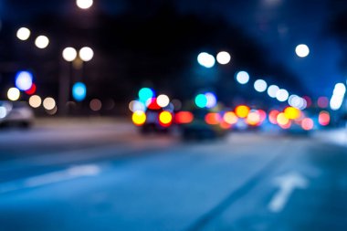 Büyük şehrin gece ışıkları, geceleri caddede arabalar.