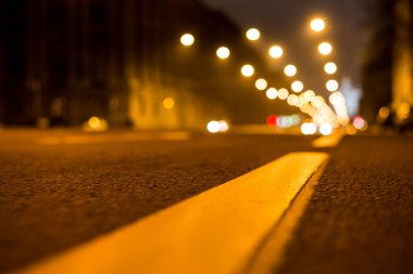 Büyük şehrin gece ışıkları, yol işaretli gece caddesi.