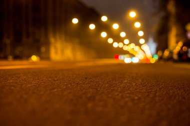 Büyük şehrin gece ışıkları, fenerlerle dolu gece caddesi,