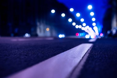 Büyük şehrin gece ışıkları, yol işaretli gece caddesi.