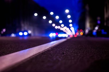 Büyük şehrin gece ışıkları, yol işaretli gece caddesi.