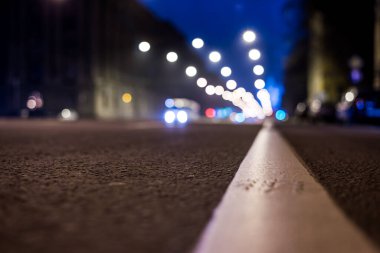 Büyük şehrin gece ışıkları, yol işaretli gece caddesi.