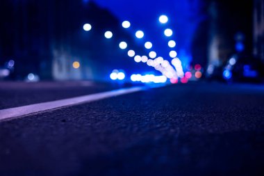 Büyük şehrin gece ışıkları, yol işaretli gece caddesi.