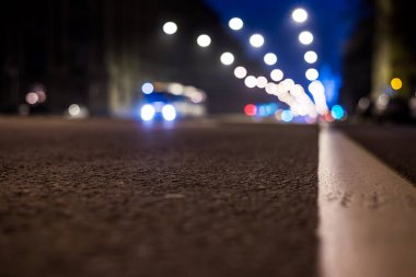 Büyük şehrin gece ışıkları, yol işaretli gece caddesi.