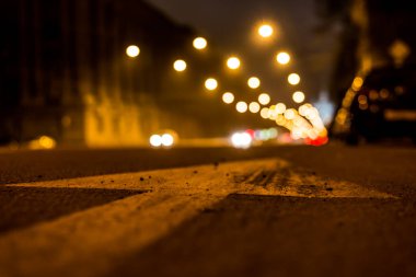 Büyük şehrin gece ışıkları, oklu gece caddesi ve...