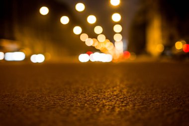 Büyük şehrin gece ışıkları, fenerlerle dolu gece caddesi,