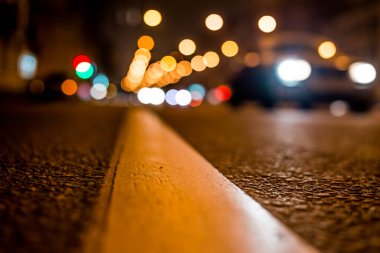 Büyük şehrin gece ışıkları, yol işaretli gece caddesi.