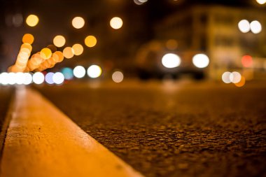 Büyük şehrin gece ışıkları, yol işaretli gece caddesi.