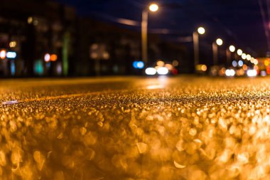 Gece üstüne yağmur, asfalt seviyesinden manzarayı kapat