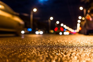 Gece gündüz yağmur yağıyor, araba yolda gidiyor. Filmi kapat