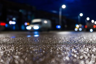 Gece gündüz yağmur yağıyor, araba yolda gidiyor. Filmi kapat