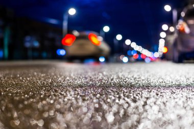 Gece gündüz yağmur yağıyor, araba yolda gidiyor. Filmi kapat