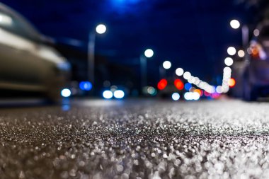 Gece gündüz yağmur yağıyor, araba yolda gidiyor. Filmi kapat